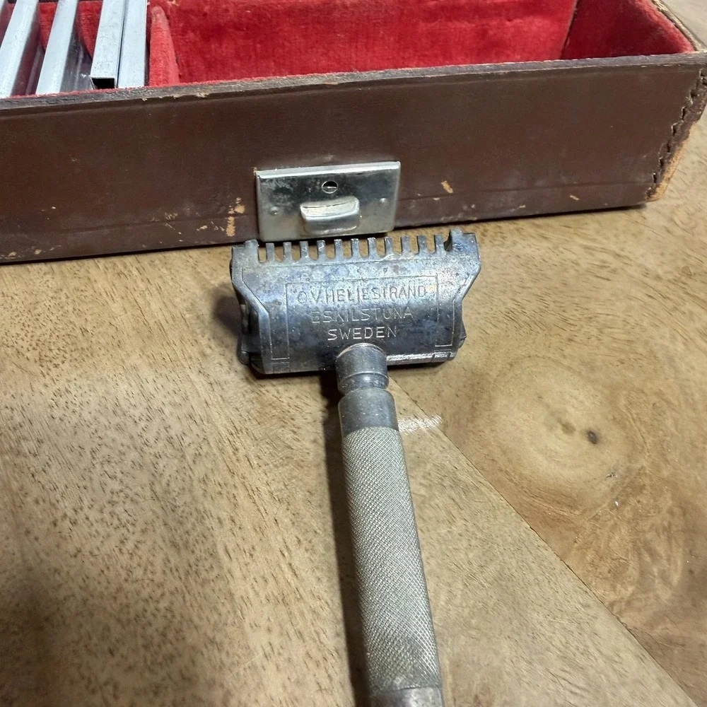 Vintage C.V. Heljestrand Safety Razor Metal Blades Travel Case Eskilstuna Sweden